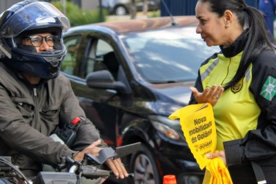 Capacete afivelado e nada de celular: Goiânia intensifica orientação a motociclistas; veja datas e locais