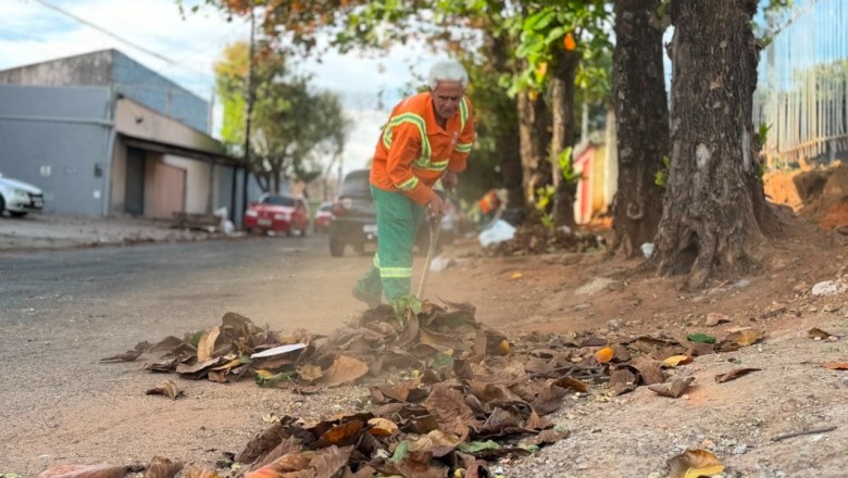 Estiagem acende alerta: Comurg intensifica rastelação de folhas para evitar incêndios e manter Goiânia limpa