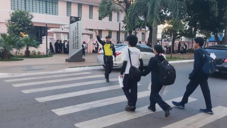 Dia do Pedestre em Goiânia: ação com óculos que simulam cansaço alerta para riscos nas travessias