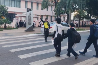 Dia do Pedestre em Goiânia: ação com óculos que simulam cansaço alerta para riscos nas travessias
