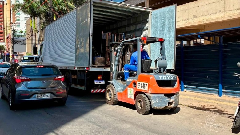 Goiânia intensifica fiscalização em obras: três autuações por bloqueio de vias e apreensão de caçambas