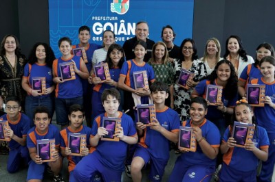 Nota 8,3 no Ideb 2025: alunos de escola municipal em Goiânia visitam a prefeitura e recebem tablets