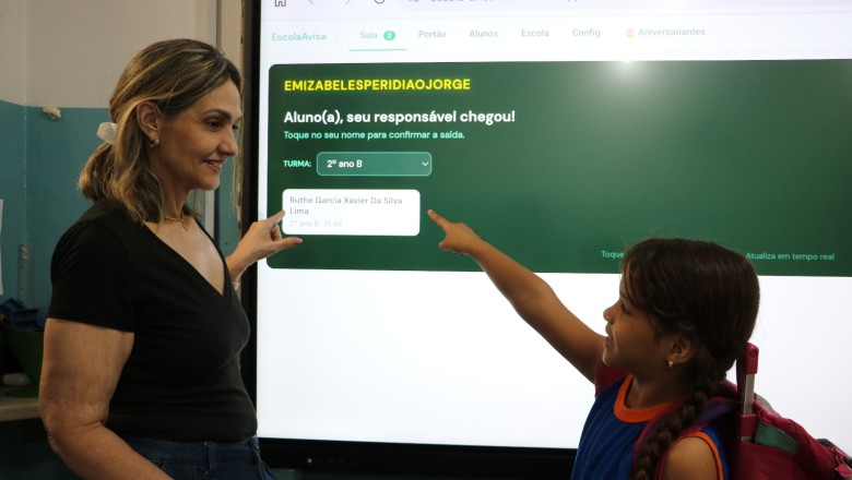 Mãe cria aplicativo que integra lousas digitais e agiliza saída de alunos em escola municipal de Goiânia