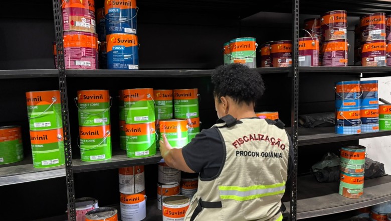 Procon Goiânia apreende mais de 200 produtos vencidos em loja de tintas; itens datam de 2022 a 2026