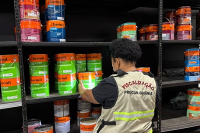 Procon Goiânia apreende mais de 200 produtos vencidos em loja de tintas; itens datam de 2022 a 2026