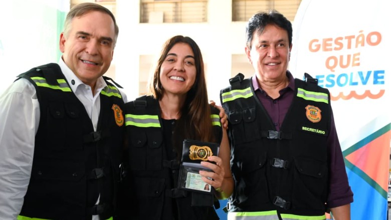 Goiânia entrega novos documentos e coletes a auditores para reforçar segurança durante fiscalizações