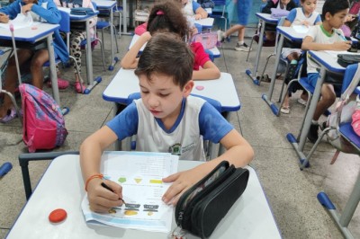 Greve dos servidores administrativos da educação de Goiânia chega ao fim após assembleia