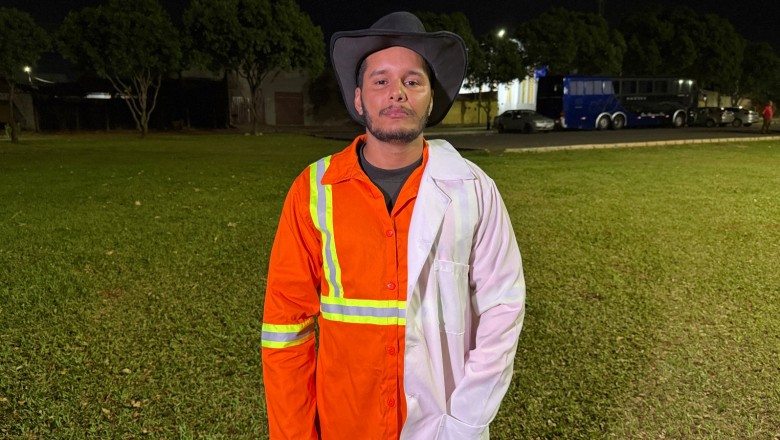 Servidor da limpeza urbana se forma em Enfermagem e leva uniforme da Comurg à cerimônia