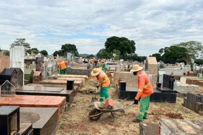 Cemitério Santana passa por força-tarefa de limpeza com 20 trabalhadores em Goiânia