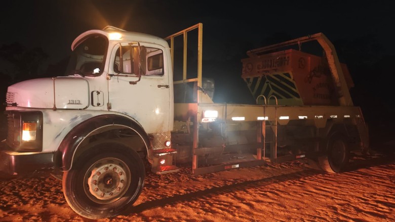GCM flagra dois caminhões descartando entulho irregularmente e aplica R$ 31 mil em multas em Goiânia