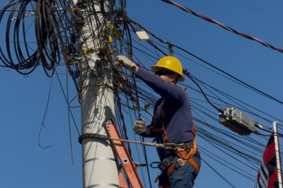 Operação retira 203 toneladas de fios irregulares e reorganiza mais de 4,6 mil postes em Goiânia