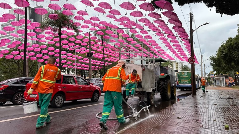 Mais de 1,5 mil guarda-chuvas rosas transformam praça de Goiânia em alerta pelo Outubro Rosa