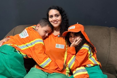Filhos de gari vestem uniforme da mãe e revelam orgulho pelo trabalho que transforma Goiânia