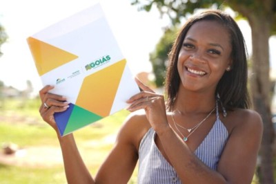 23 famílias de Acreúna e Britânia recebem escrituras gratuitas e garantem segurança sobre seus imóveis