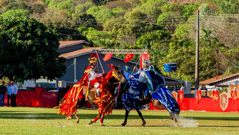 Cavalhadas de Santa Terezinha chegam à 68ª edição com batalhas, cavalgada e shows neste fim de semana