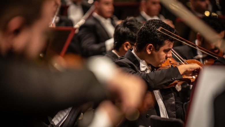 Pianista premiado e violinista de carreira internacional se apresentam de graça com a Filarmônica de Goiás