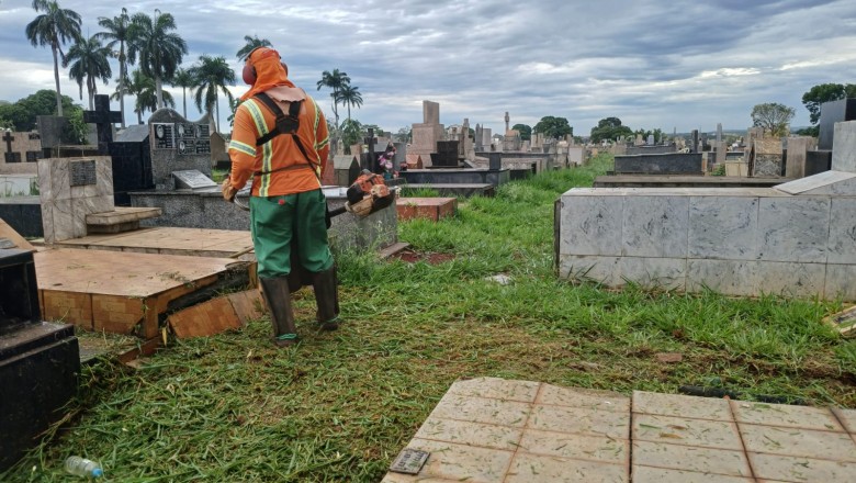 Cemitérios de Goiânia passam por mutirão de limpeza antes do Dia de Finados