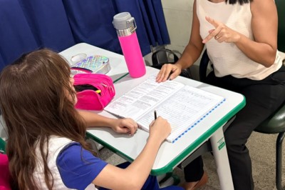 Goiânia amplia suporte bilíngue para estudantes surdos e surdocegos na rede municipal