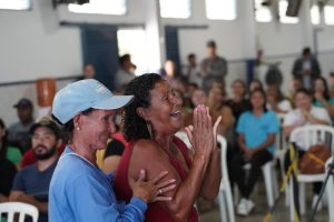Irmãs Maria Divina e Maria Aparecida dos Santos no momento em que foram sorteadas para as casas a custo zero, em Mairipotaba