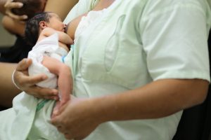 Governo de Goiás promove ações educativas para conscientização da importância do aleitamento materno durante o Agosto Dourado. Ministério da Saúde recomenda que o leite materno seja o único alimento nos seis primeiros meses de vida do bebê