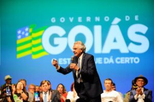 Governador Ronaldo Caiado durante premiação das escolas que se destacaram no AlfaMais Goiás: programa terá mais R$ 22 milhões em recursos
