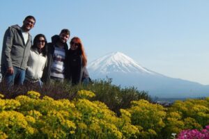 João Paulo e Vanessa (D) com um casal de amigos diante do monte Fuji, no Japão. Planos de voltar em breve. Foto: Arquivo pessoal