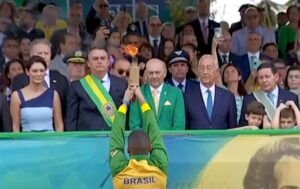 Bolsonaro discursou ao lado de investigado e puxa coro de ‘imbrochável’