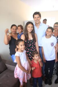 Com o vice-governador Daniel Vilela, a dona de casa Simone Pereira exibe a chave da sua nova casa, em Anhanguera