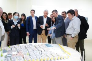 Governador Ronaldo Caiado visita empresa na China durante agenda da comitiva goiana no país asiático