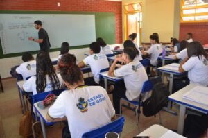 Professor ensina Matemática a estudantes: governo possui política de valorização dos profissionais