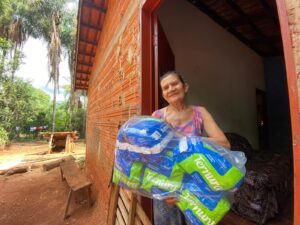 Marly Pereira de Jesus, 68 anos, recebeu fraldas descartáveis para a mãe, de 89, entre outros itens; ela vive na zona rural de Niquelândia