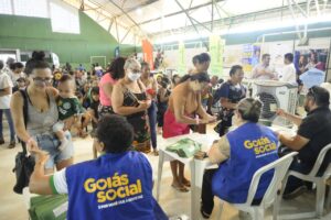 Equipes do Goiás Social visitam sete municípios para entregas de cartões do Mães de Goiás e Dignidade