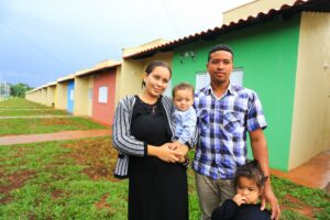Gleiciely Alves, com a família, agradece a moradia própria: “O que nós estávamos passando só Deus para explicar”
