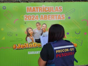 Equipe do Procon Goiás percorre escolas para verificar preço de mensalidades: valor pode chegar a R$ 3,5 mil