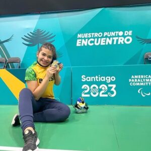 Ana Carolina Reis, atleta de bandminton, sobe no lugar mais alto do pódio