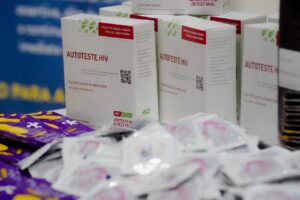 Distribuição de preservativos e realização de testes rápidos marcam abertura oficial do Dezembro Vermelho, no Palácio Pedro Ludovico Teixeira