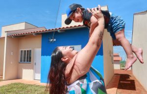 Jennifer Aparecida dos Santos comemora com o filho a conquista da casa própria