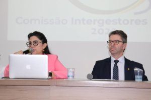 Secretário de Saúde de Goiás Rasível Santos e presidente do Cosems, Patrícia Fleury, durante reunião para decidir avanços na Rede de Urgência e Emergência no estado